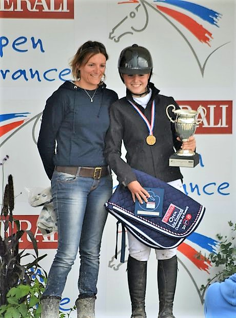 Cavalière et coach Emilie Lameloise sur le podium CCE championnat de France