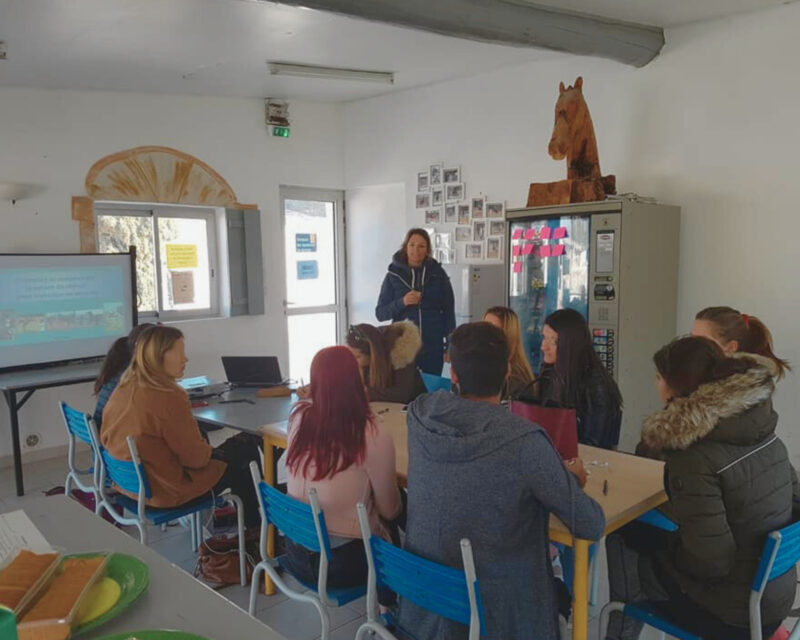 Groupe en classe avec Emilie Lameloise